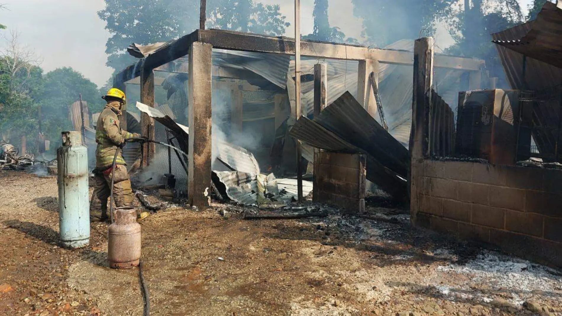 bombero apagando incendio